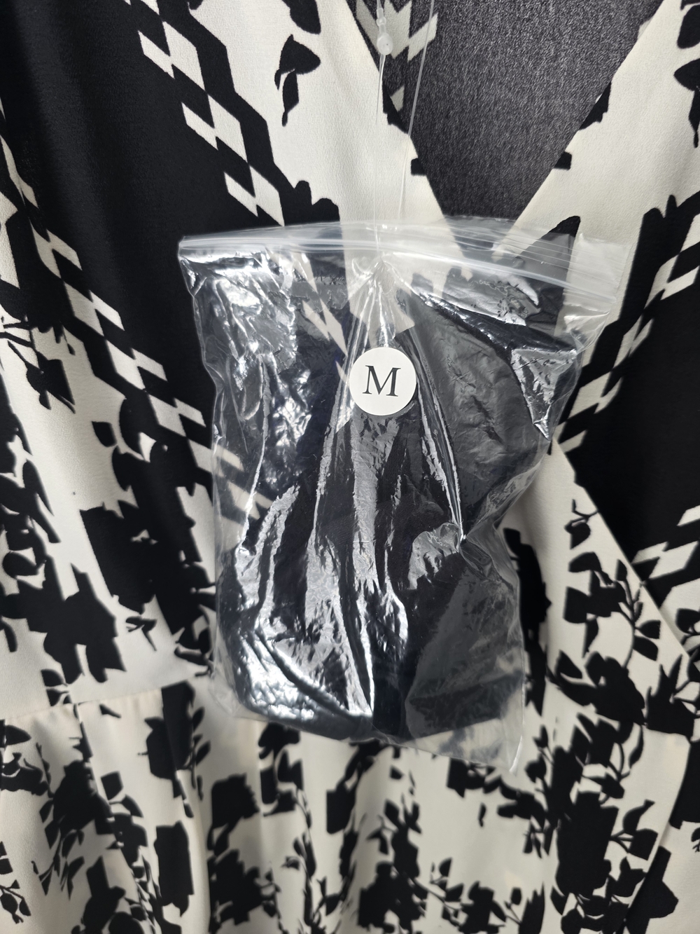 Cabi Black & White Floral V-Neck Dress Size Medium 3/4 sleeve - Picture 9 of 15
